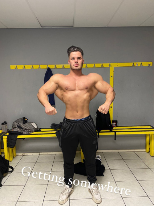 Dutch 20 yo flying away with his enormous lats.