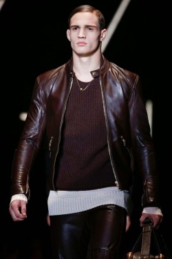 grabyourankles:  Julian Schneyder walks for