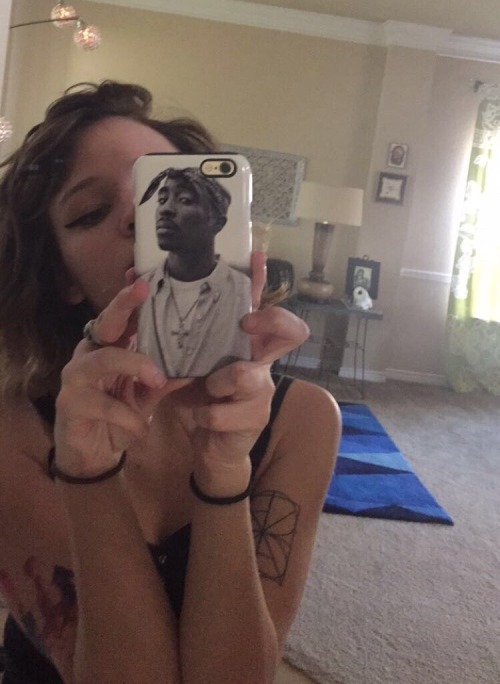looney-bird:  Im (almost) done spamming my face but look at my new phone case.