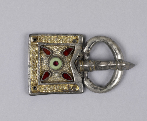 mediumaevum: 5th century silver belt buckle with garnets, Ostrogothic kingdom