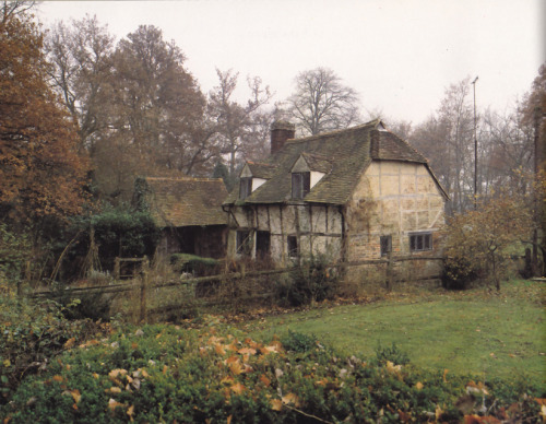 rosebiar:image scanned from book: English Cottage Interiors by Hugh Lander and Peter Rauterpapermulb
