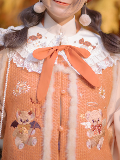 Sweet Halloween-themed hanfu outfit from Yuan Shan Qiao/远山乔. The model is wearing a light orange sha