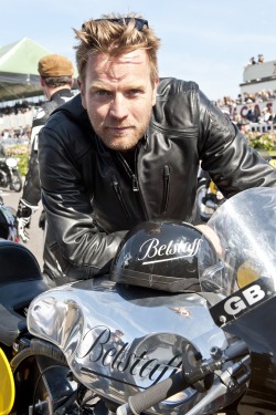 poangielsku:  Scottish actor Ewan McGregor in a leather jacket