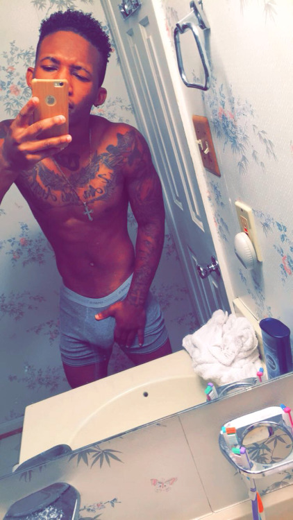 igotyourfav:  snapchatsfinestx3:  since ive been gone i always wondered if anyone leaked his nudes…let me know  Broke bum