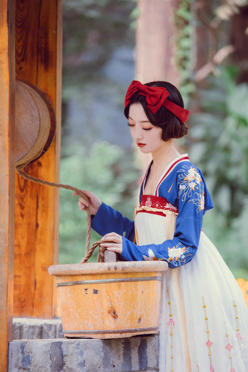 petite-cosette: Snow White hanfu inspired by Yuanshandaiyu