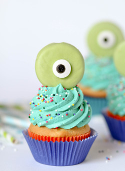 do-not-touch-my-food:  Monster Cupcakes
