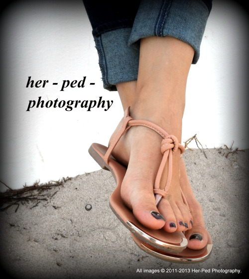 herpedphotography:  Two Florida Girls posing feet and soles for the, her - ped - photography portfolio. Bright green sexy toe nails on the left with a sexy tan. Black sexy toe paint on the left, with a beautiful smile on the right. Both girls are very