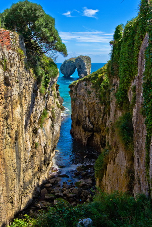 La Canalina, a small inlet in the Llanes coast, Asturias, Spain (by guillenperez).