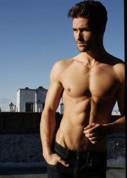 hunkopedia:  Follow Hunk’o’pedia for more hot guys!