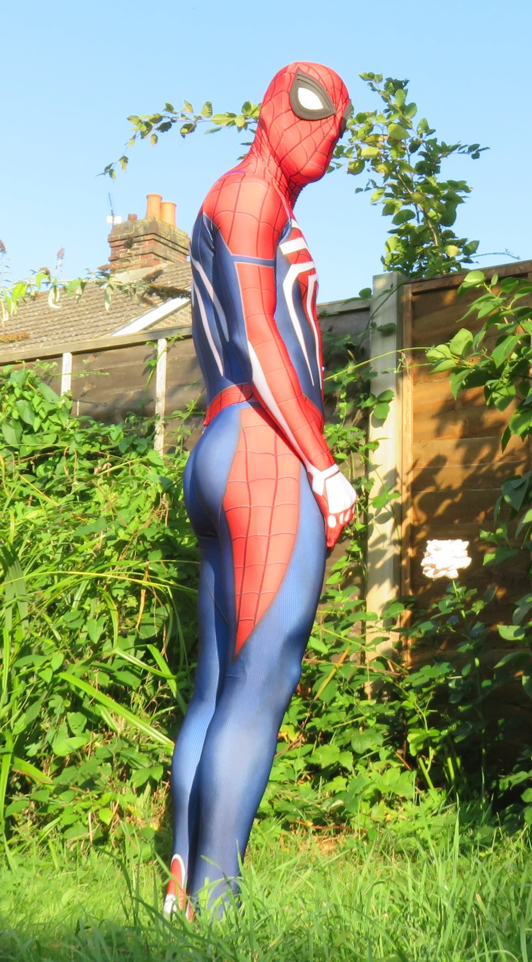 lycladuk:  cycleracer:  Few more shots of the new suit in the garden.  Sunlit Spidey