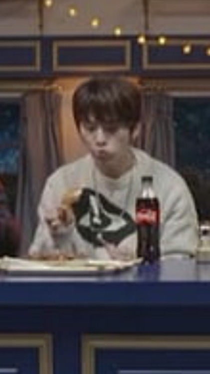 Minho eating is a mood (I mean just look at how he unhinges his jaw to eat the hamburger) . . . Let’