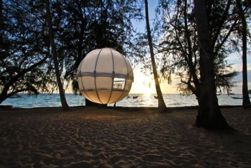 apartmenttherapy:  The Cocoon Tree is a Spherical Hanging Treehouse — Design News:  http://on.apttherapy.com/qizrgo