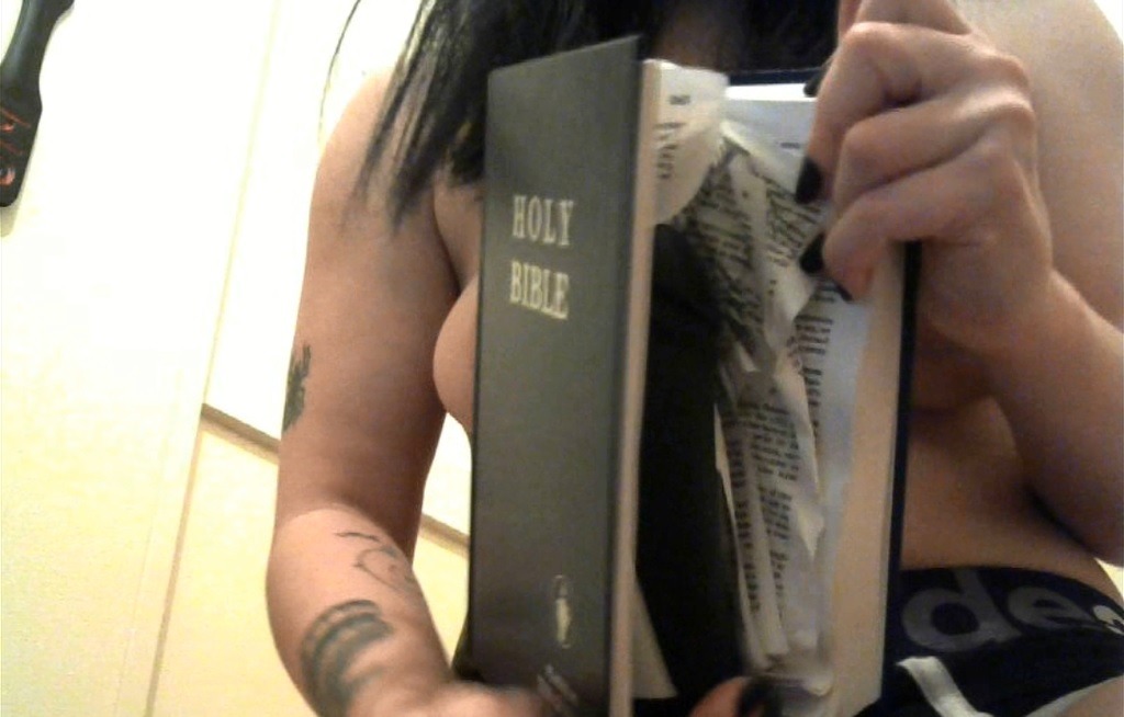 luckylouise13:  /Bible Bone/In this AMAZING video, I start off reading from the bible.