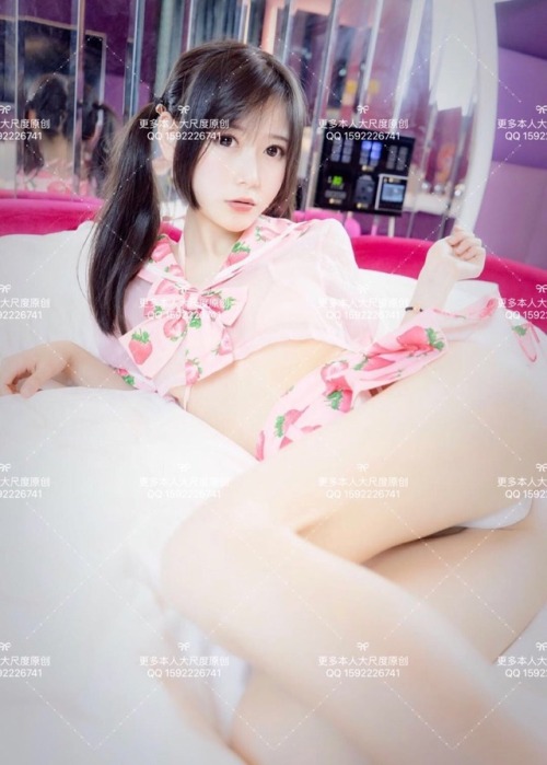 abc19990907: 坏叔叔你要吃掉小草莓么。嘤嘤嘤 好可爱