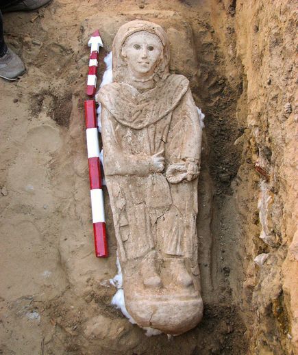 sixpenceee:  Dressed in Roman robes, a 2,000-year-old coffin stares back from a rare