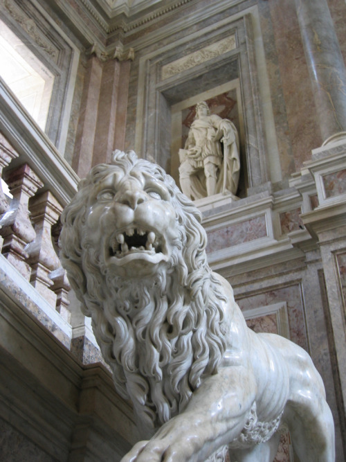 un-monde-de-papier:Vues du monumental escalier d’honneur du palais de Caserte, en Italie.Photo 1: cc