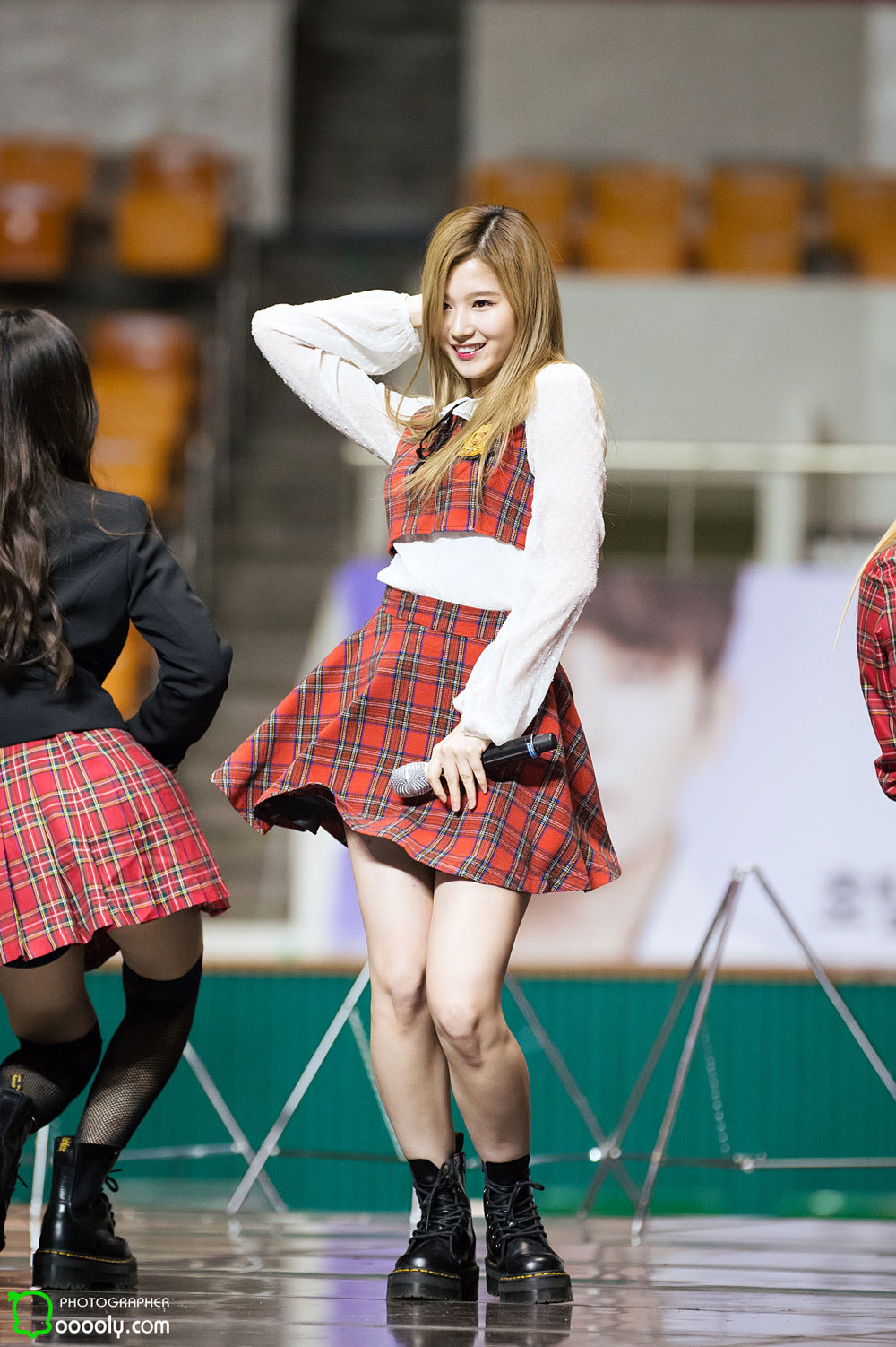 koreangirlshd:  Girl group Twice performed at Seoul Art College in February 2016