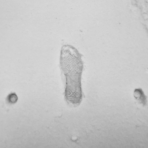 footprints in the snow from crutches and converse sneaker, which left a one-legged guyślady na śnieg