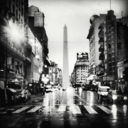 hostelcolonial:  #InstaFisheye #obelisco #buenosairescity #argentina #hostelcolonial (en Obelisco / Plaza de la República) 