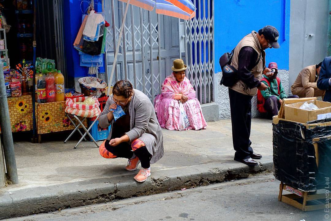 Street life in La Paz, #Bolivia.
#lapaz #dailylife #southamerica #everydaylatinamerica #everydaybolivia #discoversouthamerica (at La Paz, Bolivia)