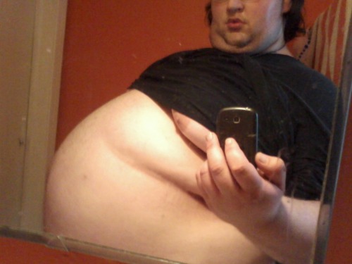 corpulentchronicles:  0nigum0:  Some pics of the belly after a big stuffing yesterday.    I ate (thinks for a moment)…seven hotdogs, two bbq sandwiches, two different kinds of potato casserole (big heaping scoops), a big plate of mac ‘n’ cheese,
