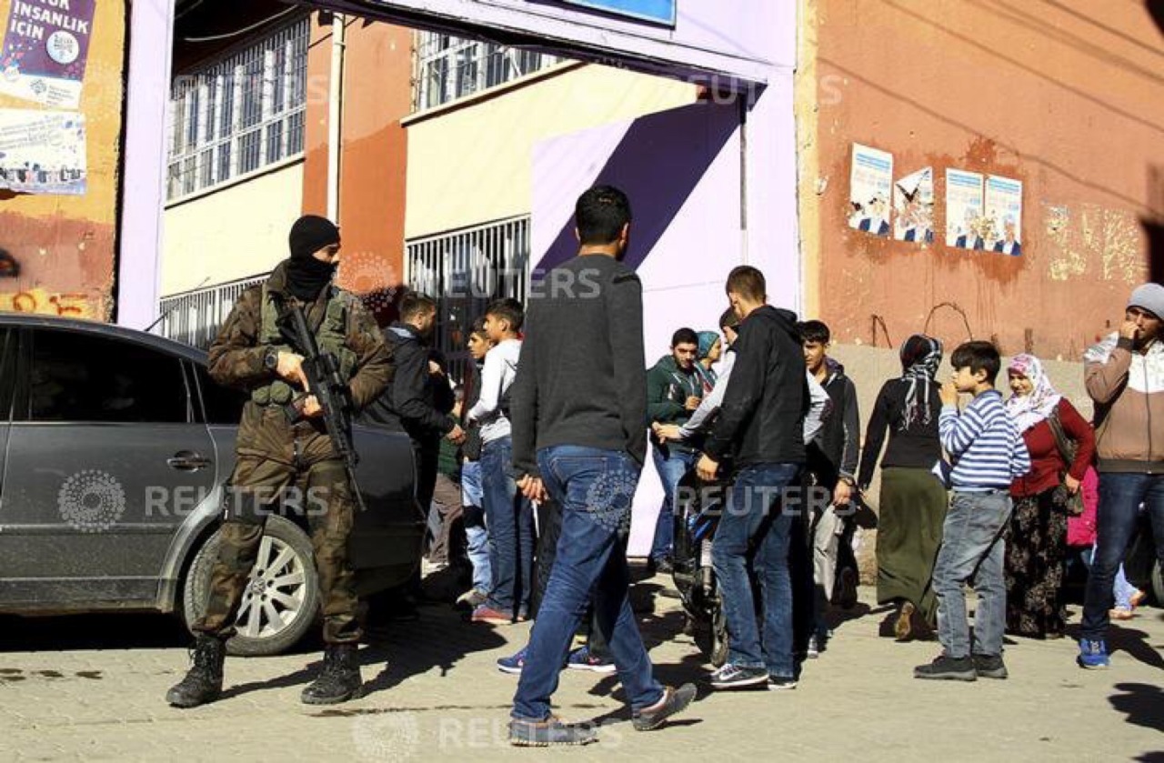 streetartlerin:  tell-me-v:  quzelqort:  sessizsakindingin:  Kurdistan is voting
