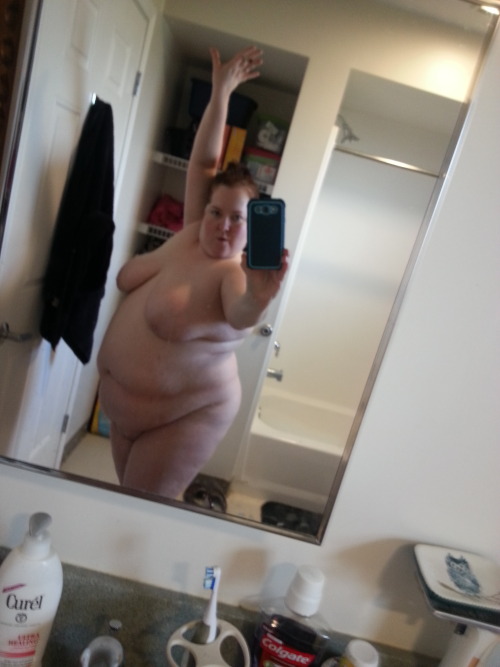 bbwmarywanna:  Dancing and singing before my bath! 😉