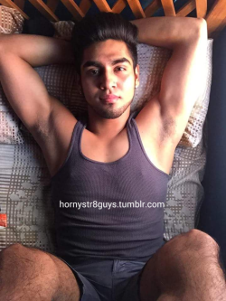 hornystr8guys:  Carlos Calderón / Modelo mexicano / Chiapas¡Excelente martes! Vean a este papasito, está riquísimo, él es Carlitos, un rico chavo de Chiapas, quien presume su rico cuerpo siendo modelo.Lo interesante aquí, es que alguien le sacó