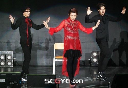 only-yooricky:  [Photo] Ricky, TEEN TOP - 131124 “Angel Class” Official Fanmeeting {Part 2/2 : 4 pics.} (cr : SEGYE.com) *Do not edit / Crop / Remove Watermark* 