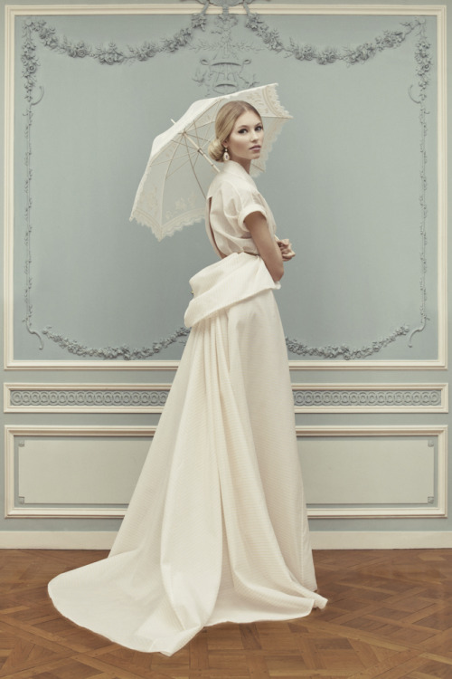 moscow-fashion-life:Классика и русские мотивы искусстно переплетаются с современностью.Ulyana Sergee