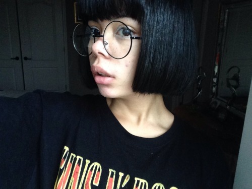 s0lust:  Showing off my new haircut 💁💇