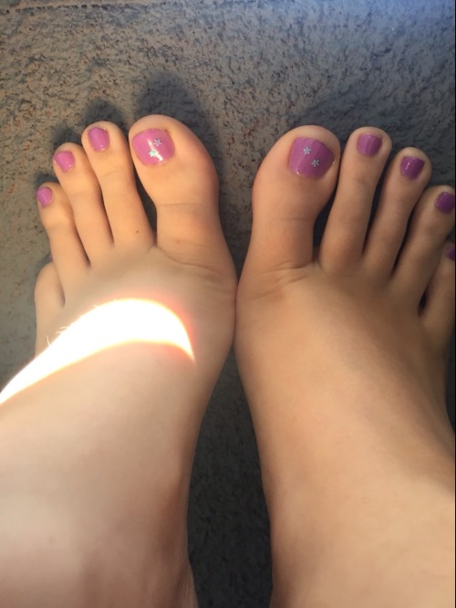 sexyteenfeets: Beautiful teen feet with some stylish nail polish
