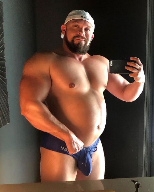Suns out, Guns out ? Or. Skies out, Thighs out ? How about both ? . : @sukrew . . . . . #musclebull 