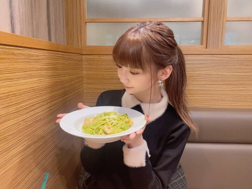 荻野由佳さんのツイート: 父とご飯 今日は久しぶりにちゃんとお洋服きました！笑 いつもお仕事行く時でも パーカーやスウェットばかりなので… t.co/VbLRPQlzvM