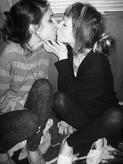 kissingeverysinglenight:  black & white,