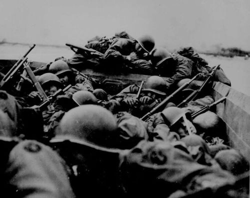 warhistoryonline:American troops crossing the Rhine under fire at Sankt Goar, Germany, March 1945. h