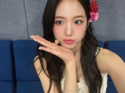 korean-dreams-girls:GyuRi (Fromis_9) - Weverse Update Pics