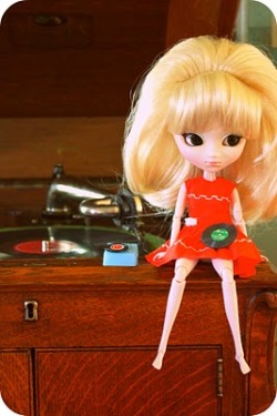 chickswithrecords:  dolls with records.