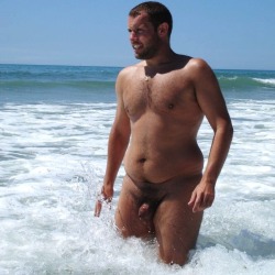 gato-loco:  I can just imagine the fat jiggling as this boy moves… Yum 