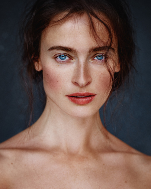 yesgingerfriend: imickeyd: Natasha 2020 © Georgy Chernyadyev  Feine Sommersprossen  Sapphire eyes.￼