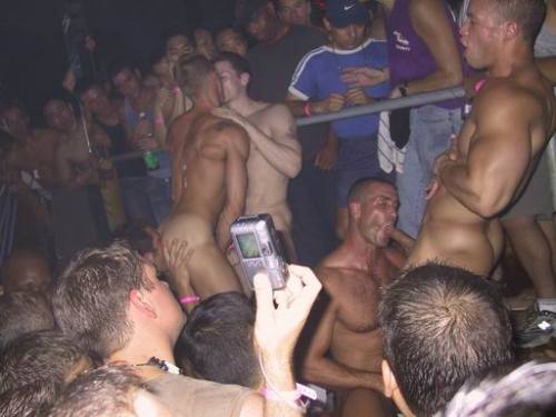 str8tloads:  THE PLEASURE OF GIVING “HEAD” in public Want more? http://str8tloads.tumblr.com/ http://straightloads.blogspot.com/ 