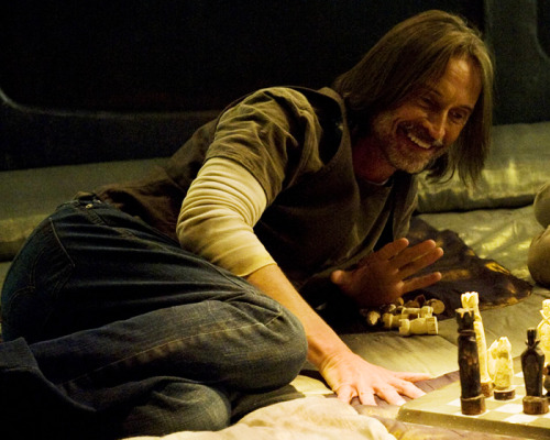 woodelf68:thechloris:Robert Carlyle - SGUA picture set of Rush lying prone and supine or sitting on 