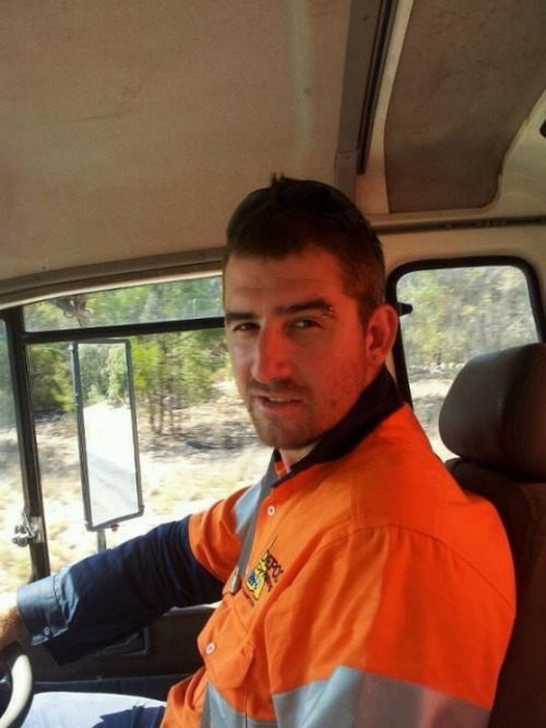 ozready:  Have to repost this hot tradie once in a while cuz i love lookin at him and want to snuggle right up to that tool