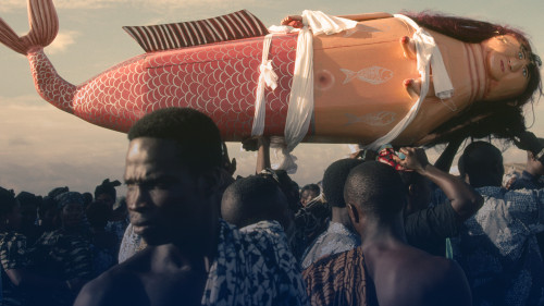 raveneuse:  Ghana, Teshie, Coffin made and painted to resemble a mermaid for Ga tribal priestess of sea god carried by funeral guests. (Photo by: Eye Ubiquitous/Universal Images Group via Getty Images)