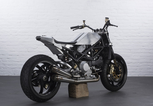caferacerpasion: caferacerpasion.com Ducati Monstrer S4R #FlatTrack “WARTHOG” by Anvil Motociclette 