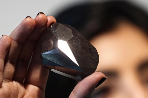 ‘Enigma’ 555.55-carat Black Diamond ! The shape of the diamond is based on the Middle Eastern palm s