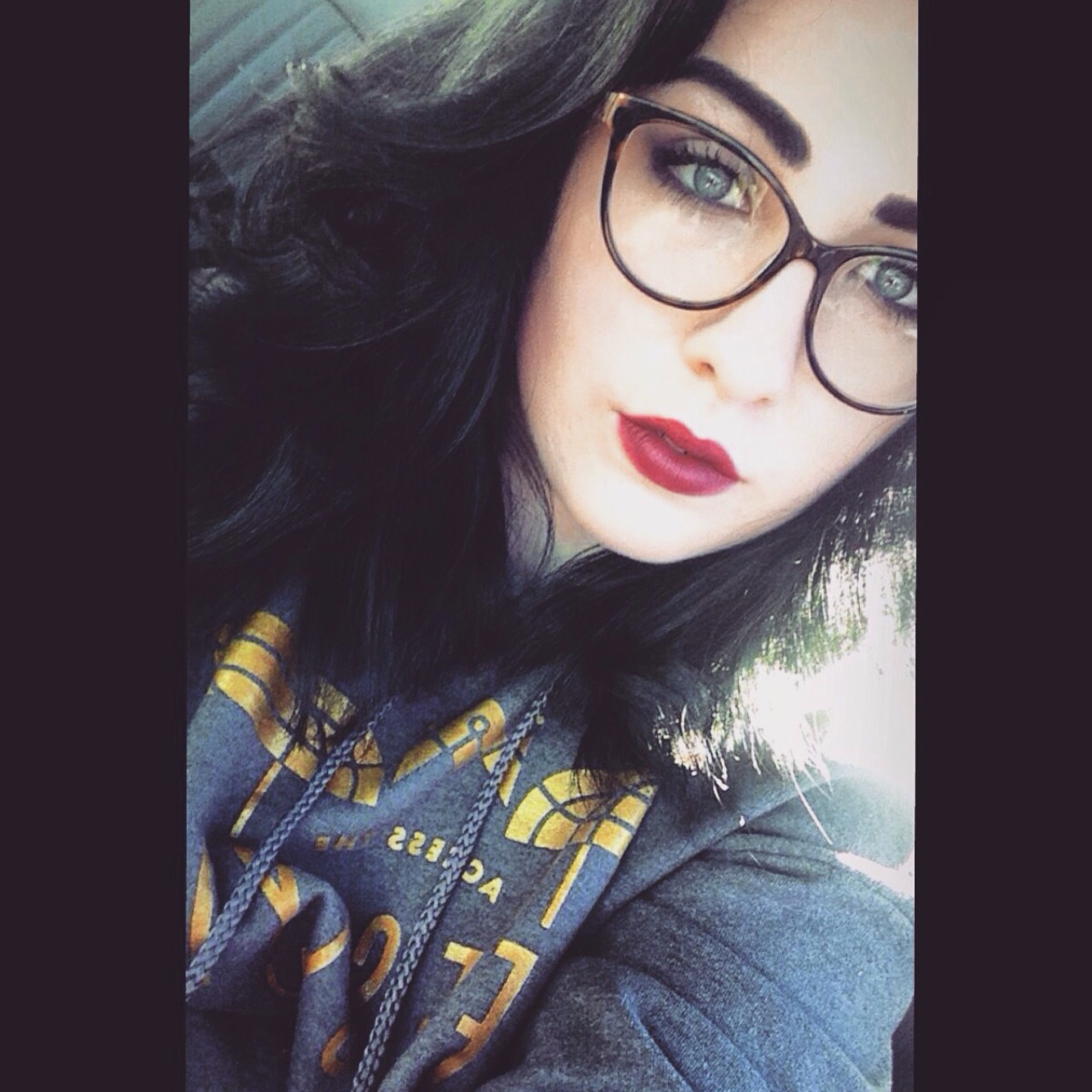 confidentlypositive:  I need someone to spoil me for Valentine’s Day! 😂😇