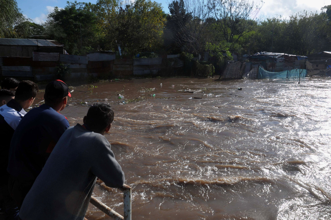 MAL TIEMPO. Más de 400 evacuados tras el temporal en la Provincia
El mal tiempo golpeó especialmente en La Plata, Berisso y siete distritos del interior bonaerense. (Mauricio Nievas y telam)
MIRÁ TODA LA FOTOGALERÍA—->