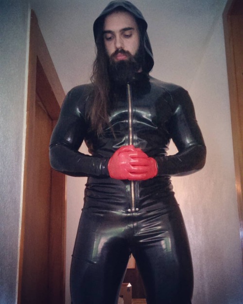 #latex #rubber #latexfetish #rubberfetish #latexcatfish #gummi #beard #latexfashion #rubberfashion #