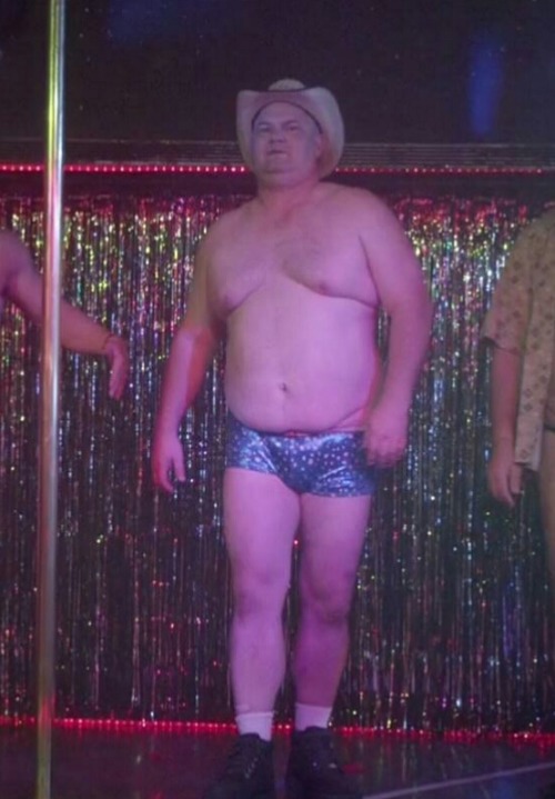 girthitude: Mike did us all a favor and stripped on an episode of Shameless OMG!!